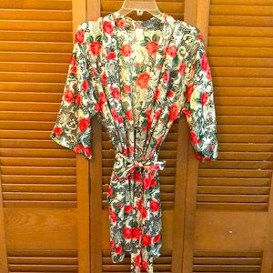 | EUC Vintage (90’s) Floral Black, White & Red Silky Kimono - M